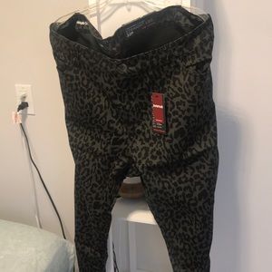 BLACK LEOPARD PRINT PLUS JEANS